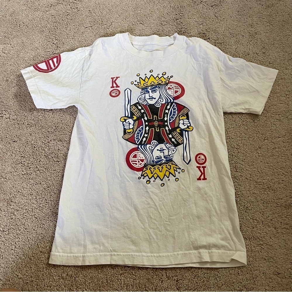 𝅺RED Label Hawaii King White Tee Size Small